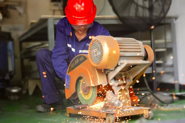 奋战骄阳下致敬古天乐太阳集团城人|宁乡产业基地员工战高温亮口号